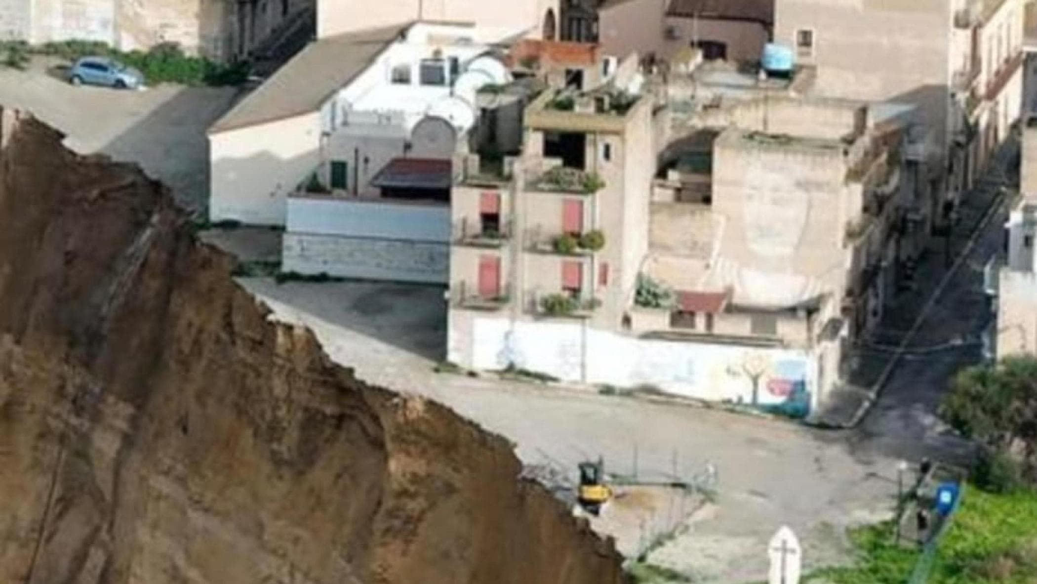 Tra le case di Niscemi sull’orlo del baratro: “Non torneremo più”
