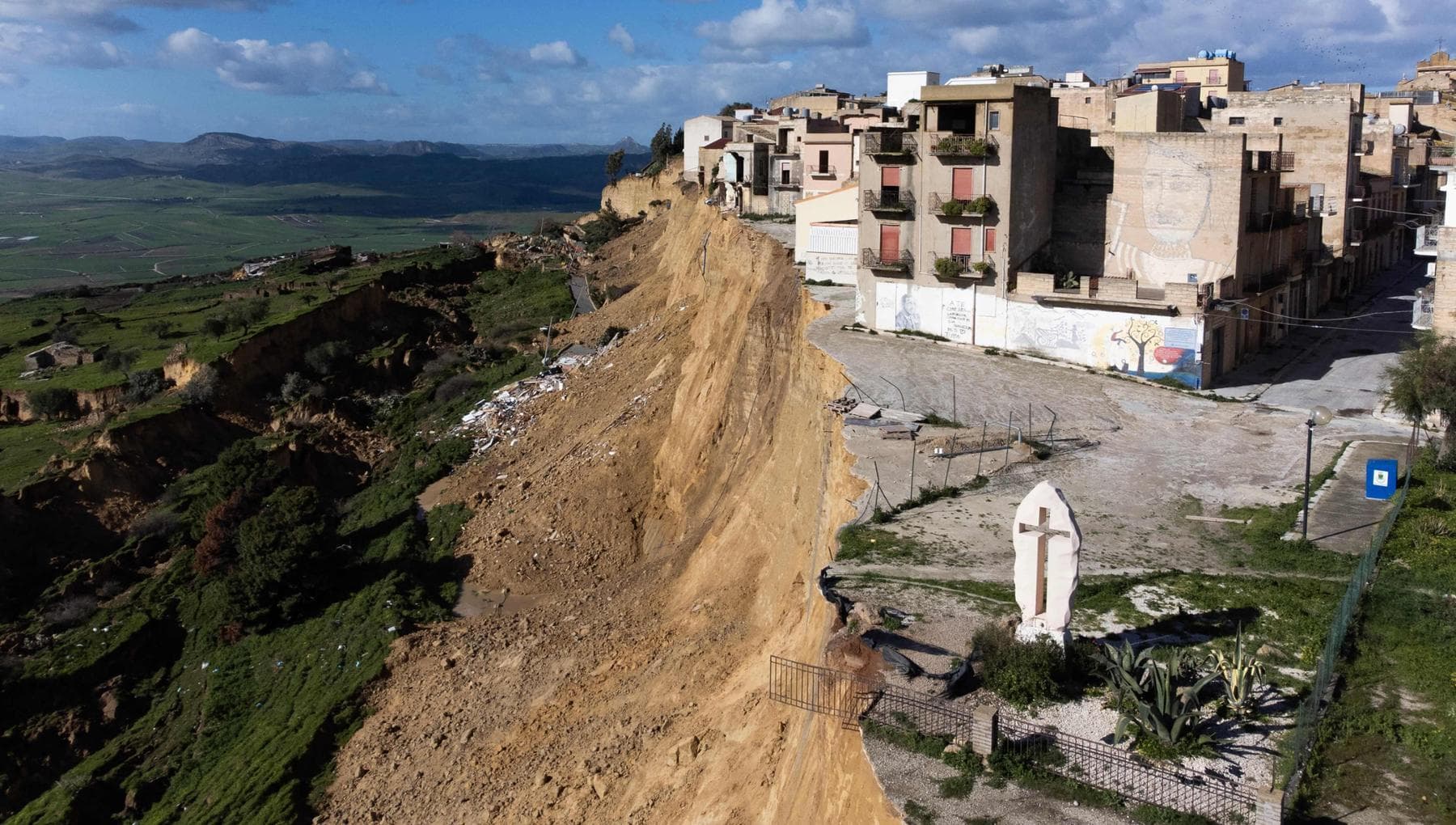Boati e paura, la frana non si ferma. “È più grande di quella del Vajont”