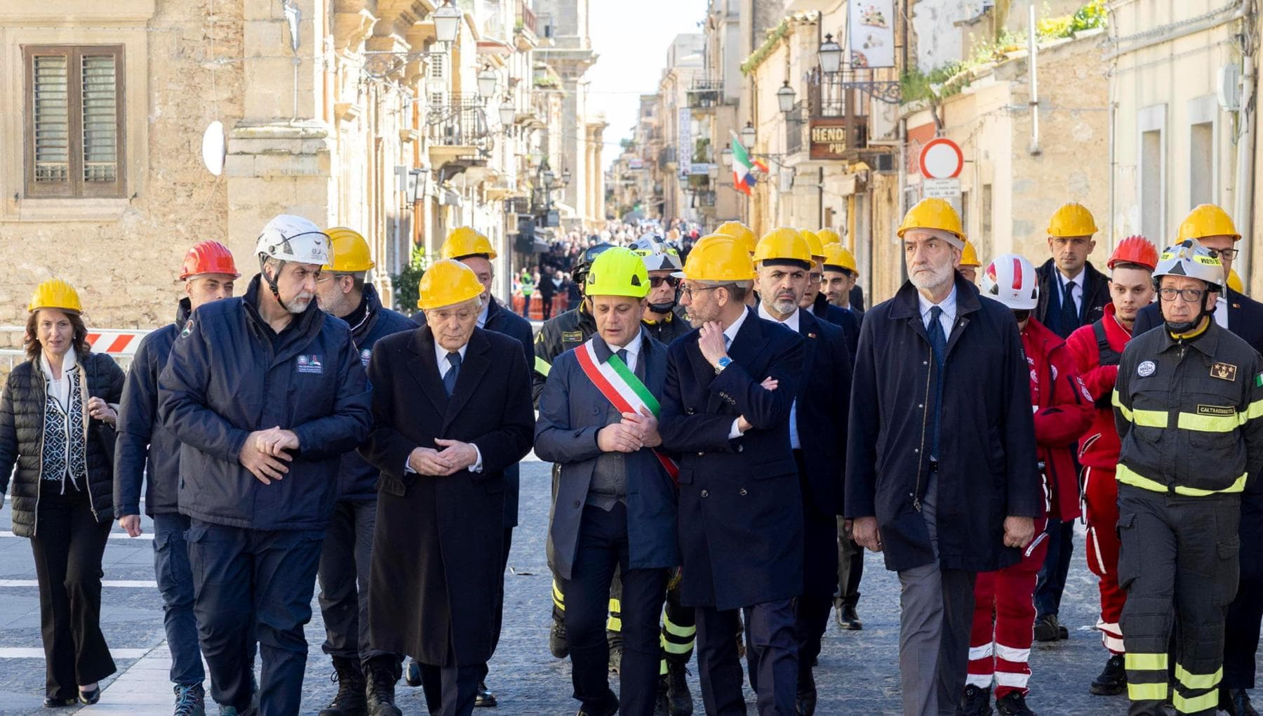 Il presidente Mattarella fra la gente di Niscemi: “Non siete soli”