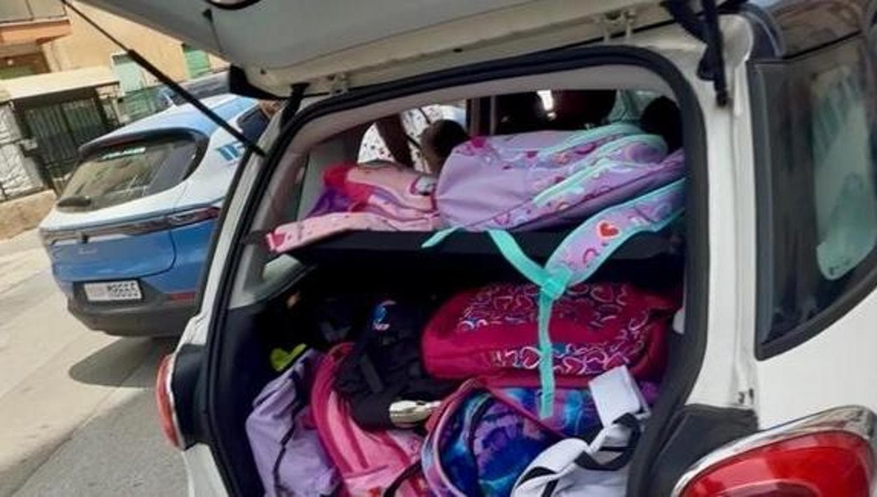Scuolabus abusivo con una Fiat 500L, 14 minorenni nell'auto a Palermo