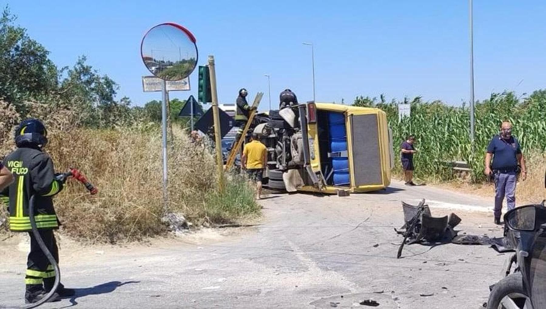Mazara, uno scuolabus si scontra con un’auto: venti feriti