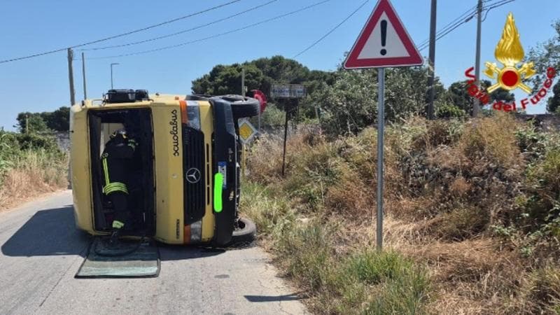 Si schianta senza patente contro uno scuolabus, feriti quattordici bambini a Mazara del Vallo