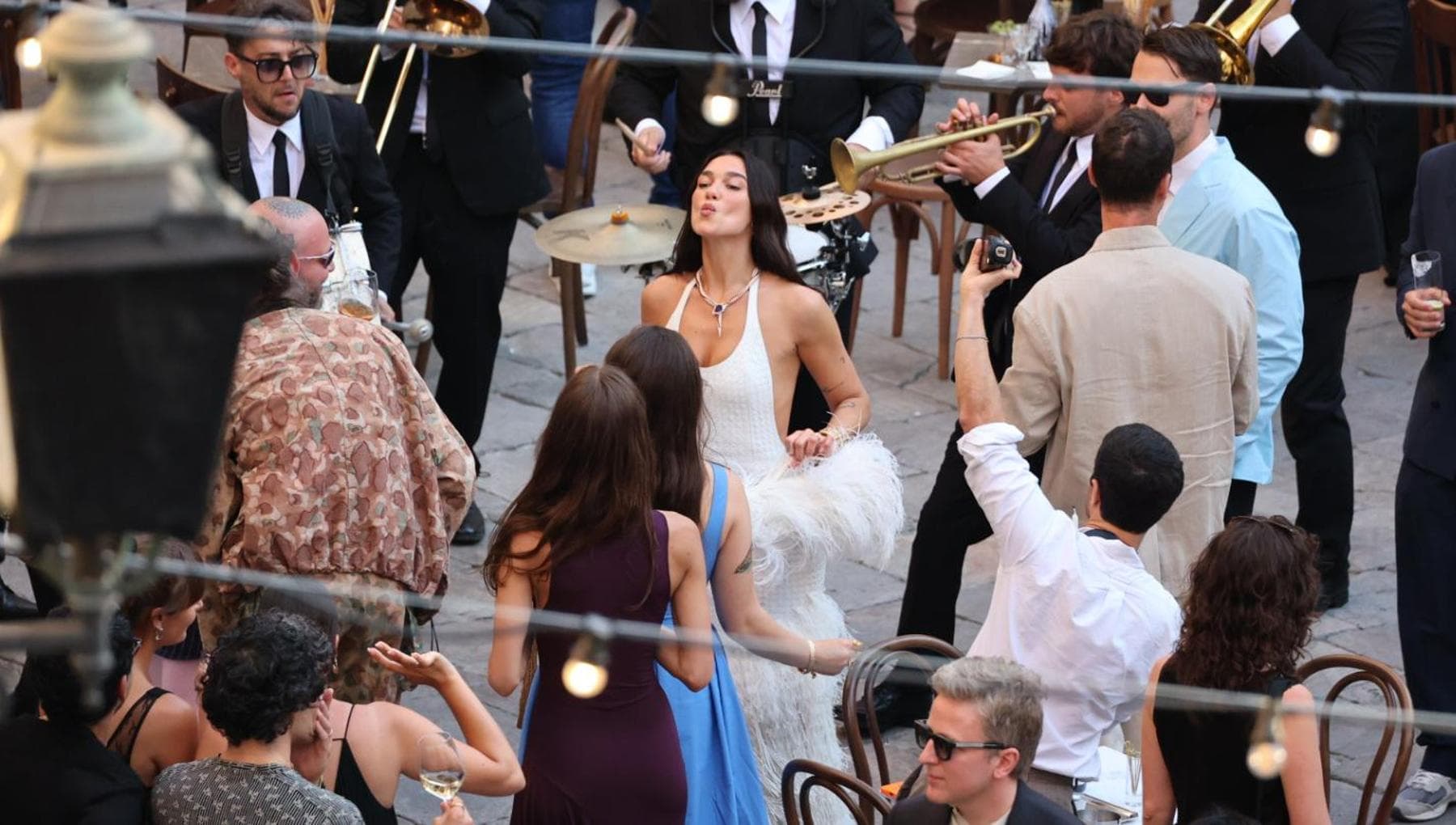 Via alla festa di nozze per Dua Lipa e Callum Turner: piazza Croce dei Vespri come il set di un film