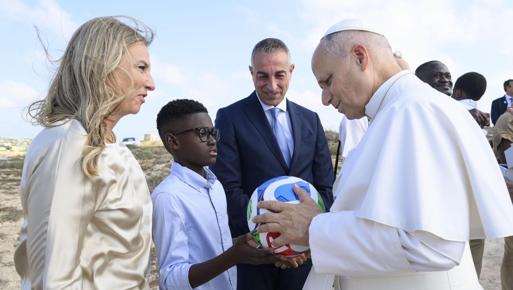 “Io, orfano, sbarcai solo, fui salvato da un pallone. Ora l’ho regalato a Leone”