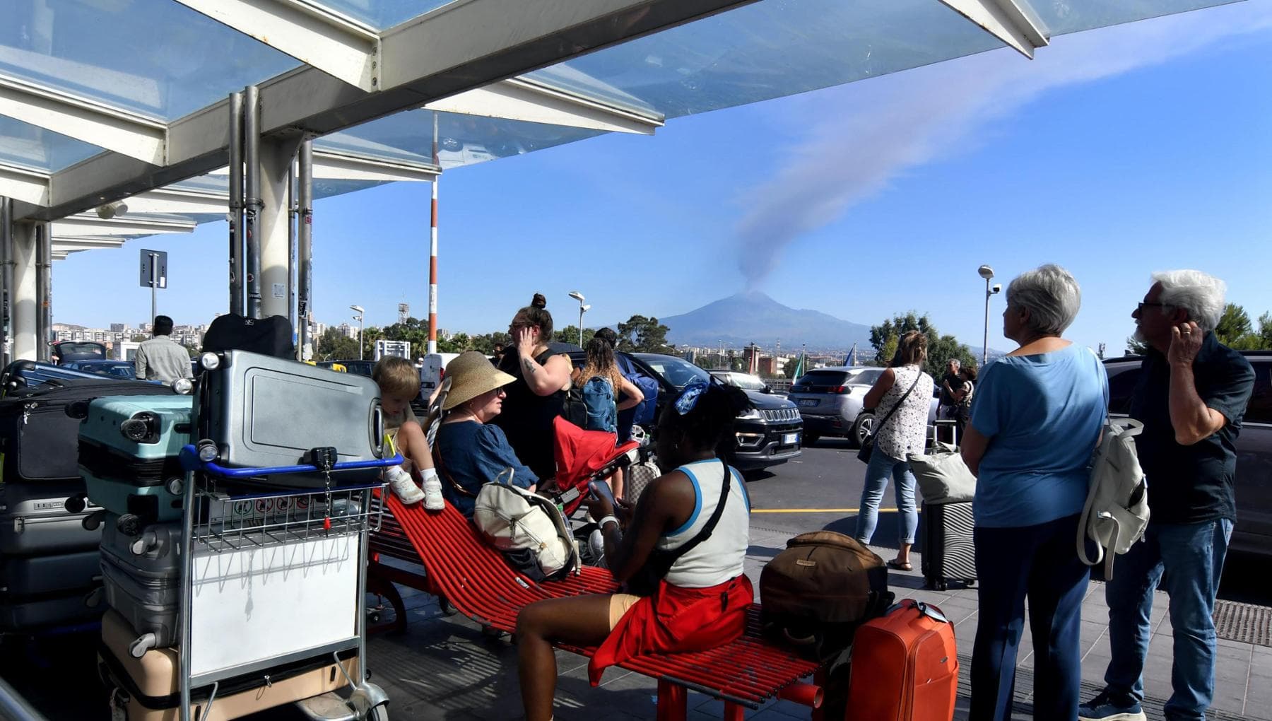Etna, l’aeroporto di Catania chiude lo spazio aereo fino alle 18. Deviati a Palermo 23 voli