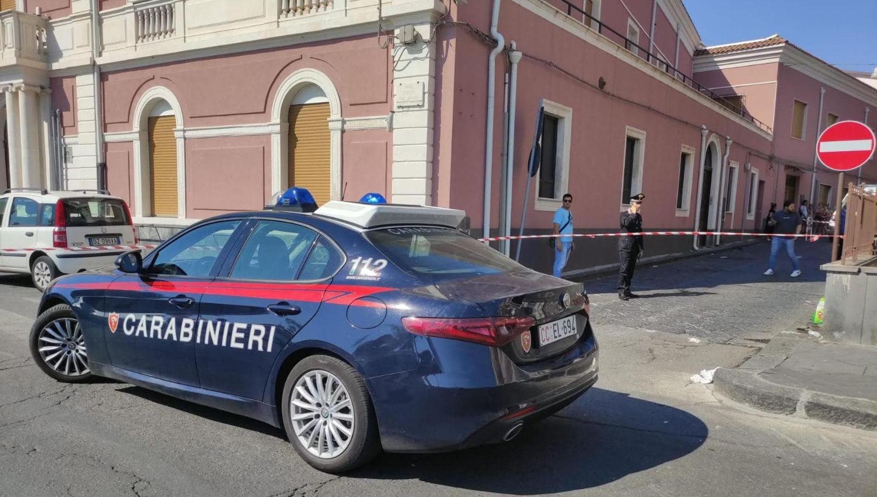 Insegue il fratello e lo uccide con colpi di mannaia