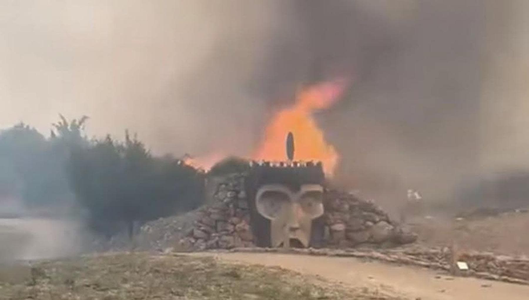 Bruciano gli alberi a Borgo Nuovo, famiglie costrette a lasciare le case. In fiamme Montagna Longa