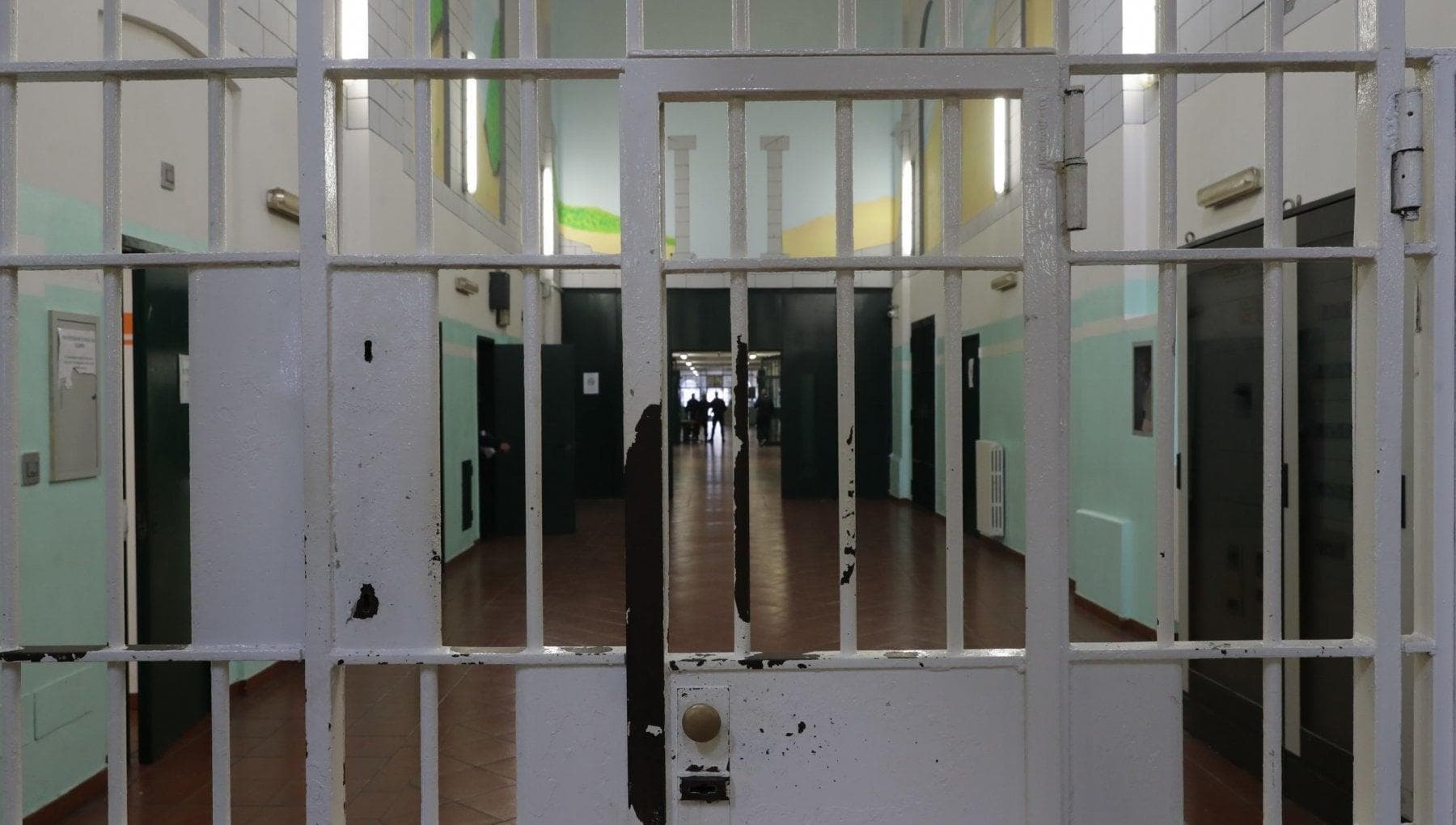 Il procuratore de Lucia: “Lo Stato non controlla più le carceri”. Nordio: “Offende la penitenziaria”