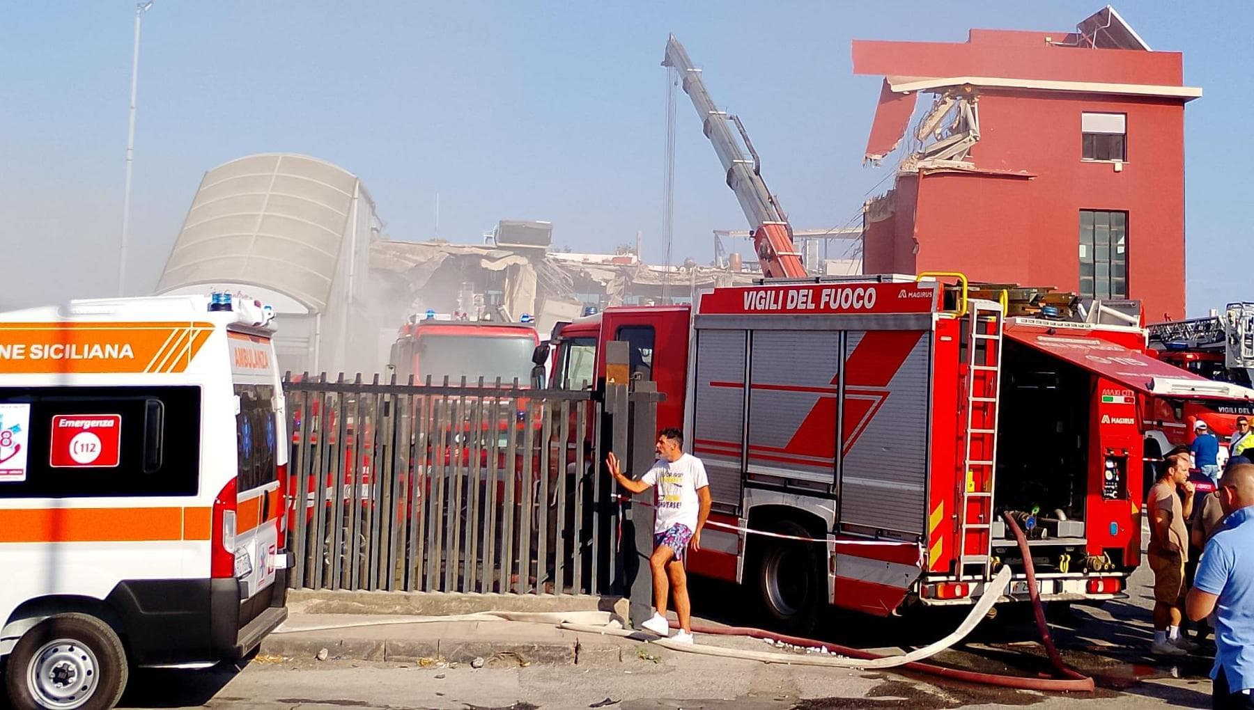 Messina, palazzina crolla dopo un’esplosione. Cinque feriti in codice rosso: si cercano dispersi