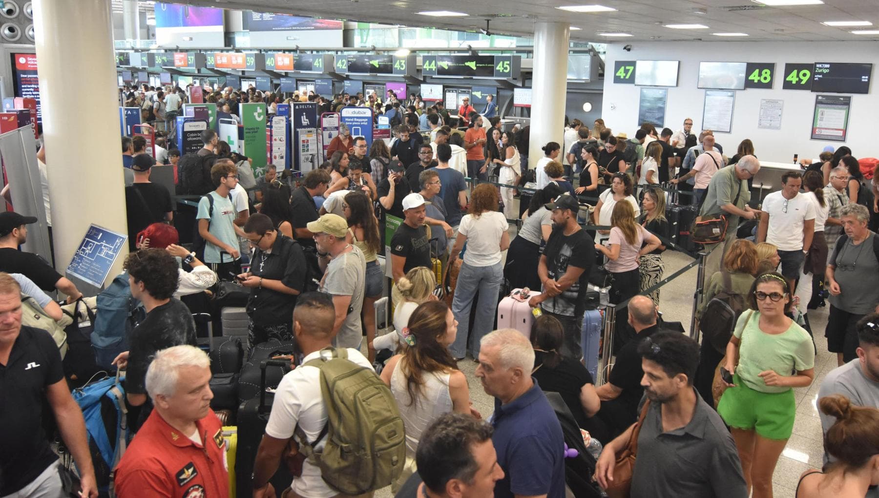 La cenere dell’Etna blocca i voli, disagi e proteste tra i passeggeri all’aeroporto di Catania