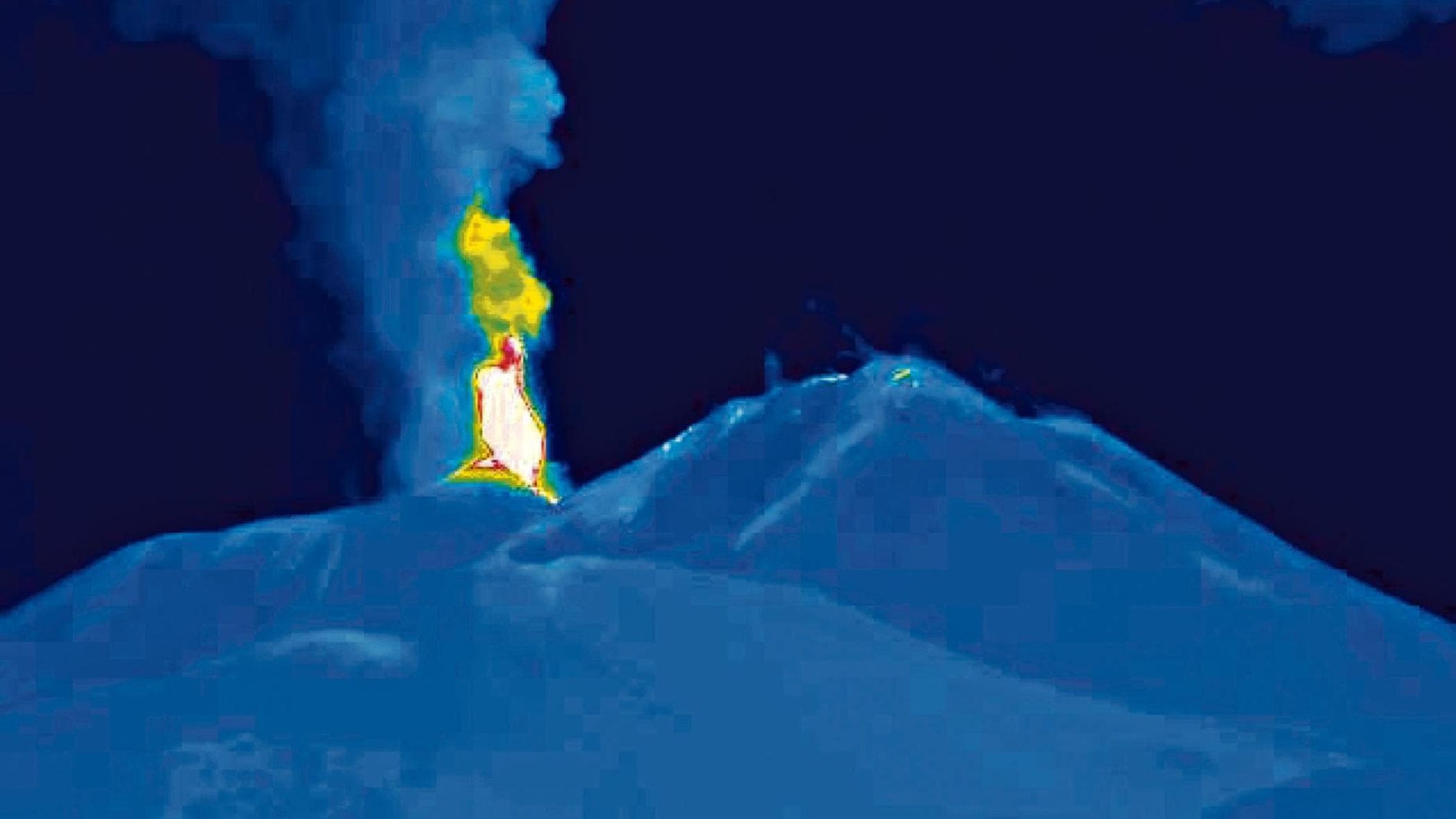 Voli sospesi e navette a 700 euro, Catania paralizzata dall’Etna. Stop agli atterraggi fino alle 19