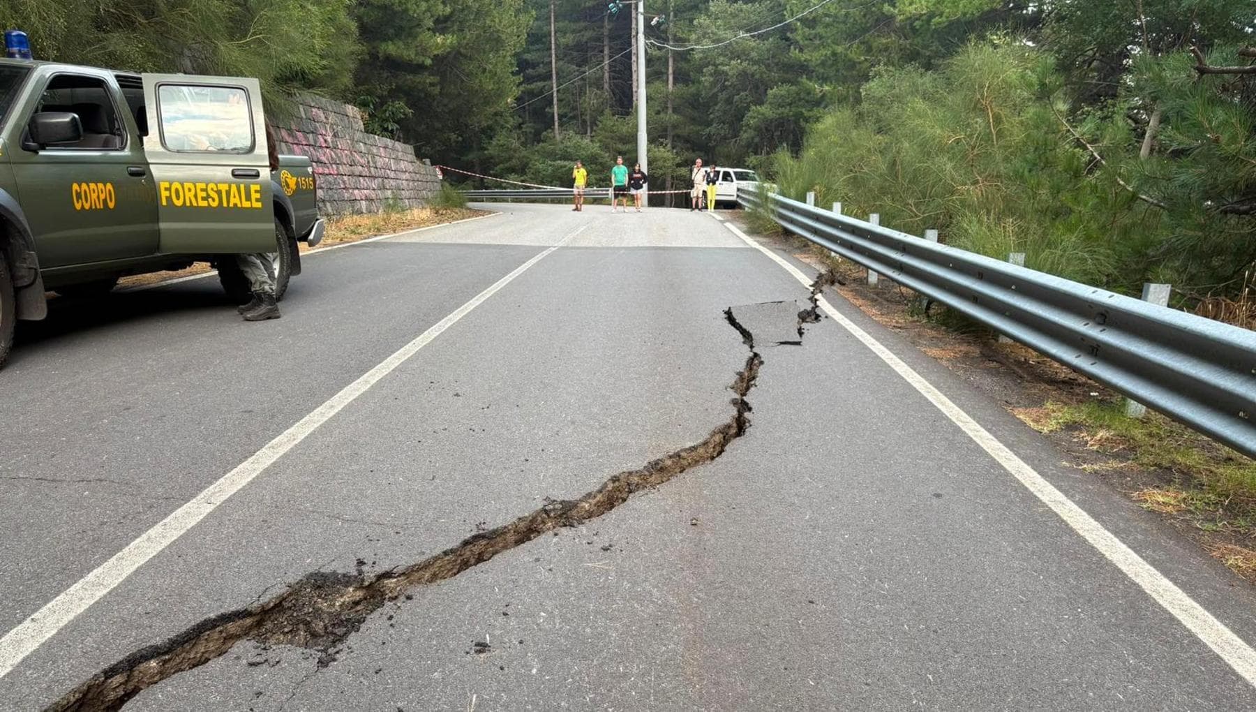 terremoto nel catanese magnitudo 39 ci sono danni alle strade evacuati clienti nei ristoranti da Palermo.repubblica.it terremoto nel catanese magnitudo 39 ci sono danni alle strade evacuati clienti nei ristoranti