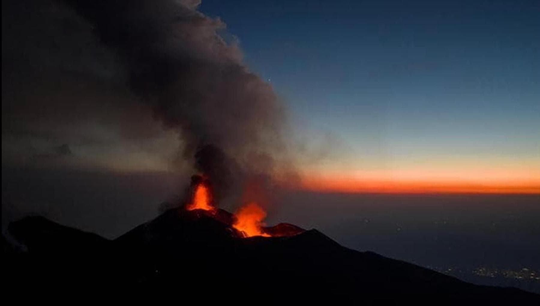 lava e cenere dall8217etna chiusi due settori dell8217aeroporto di catania arrivi limitati a 5 ogni ora da Palermo.repubblica.it lava e cenere dall8217etna chiusi due settori dell8217aeroporto di catania arrivi limitati a 5 ogni ora