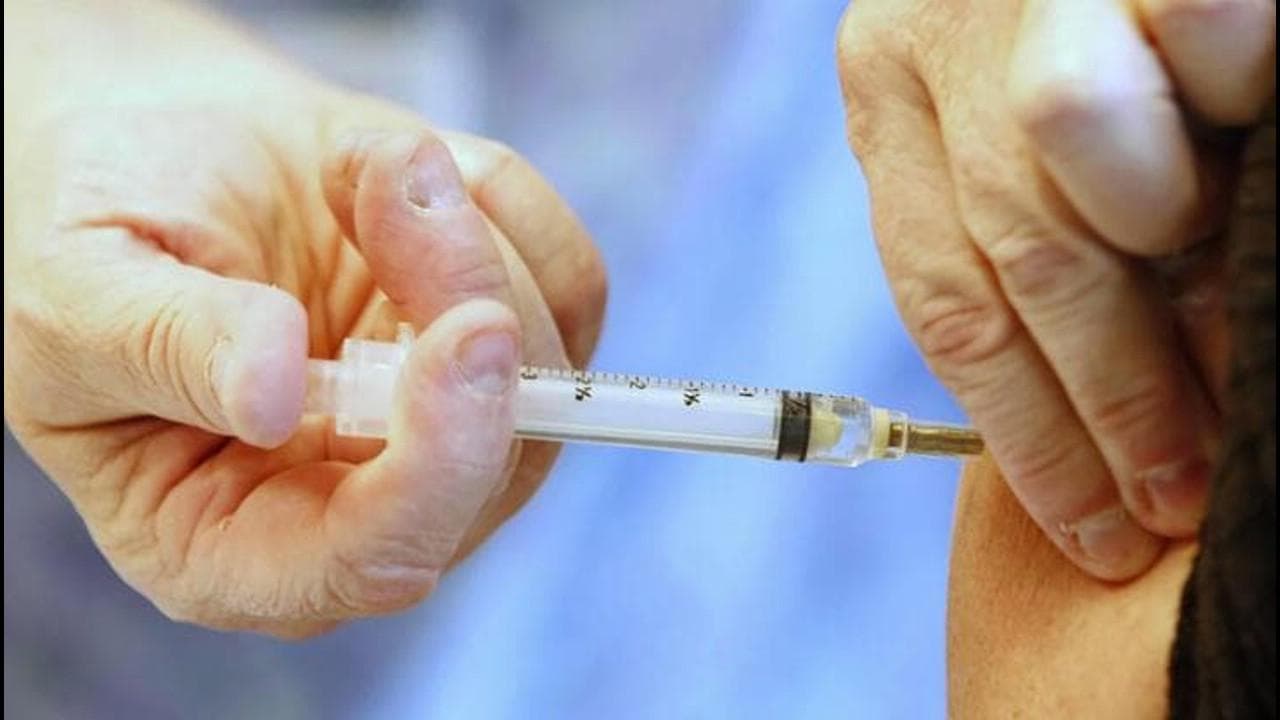 Bimba morta per difterite, indagati i genitori no vax. Sui vaccini ispezioni nelle scuole