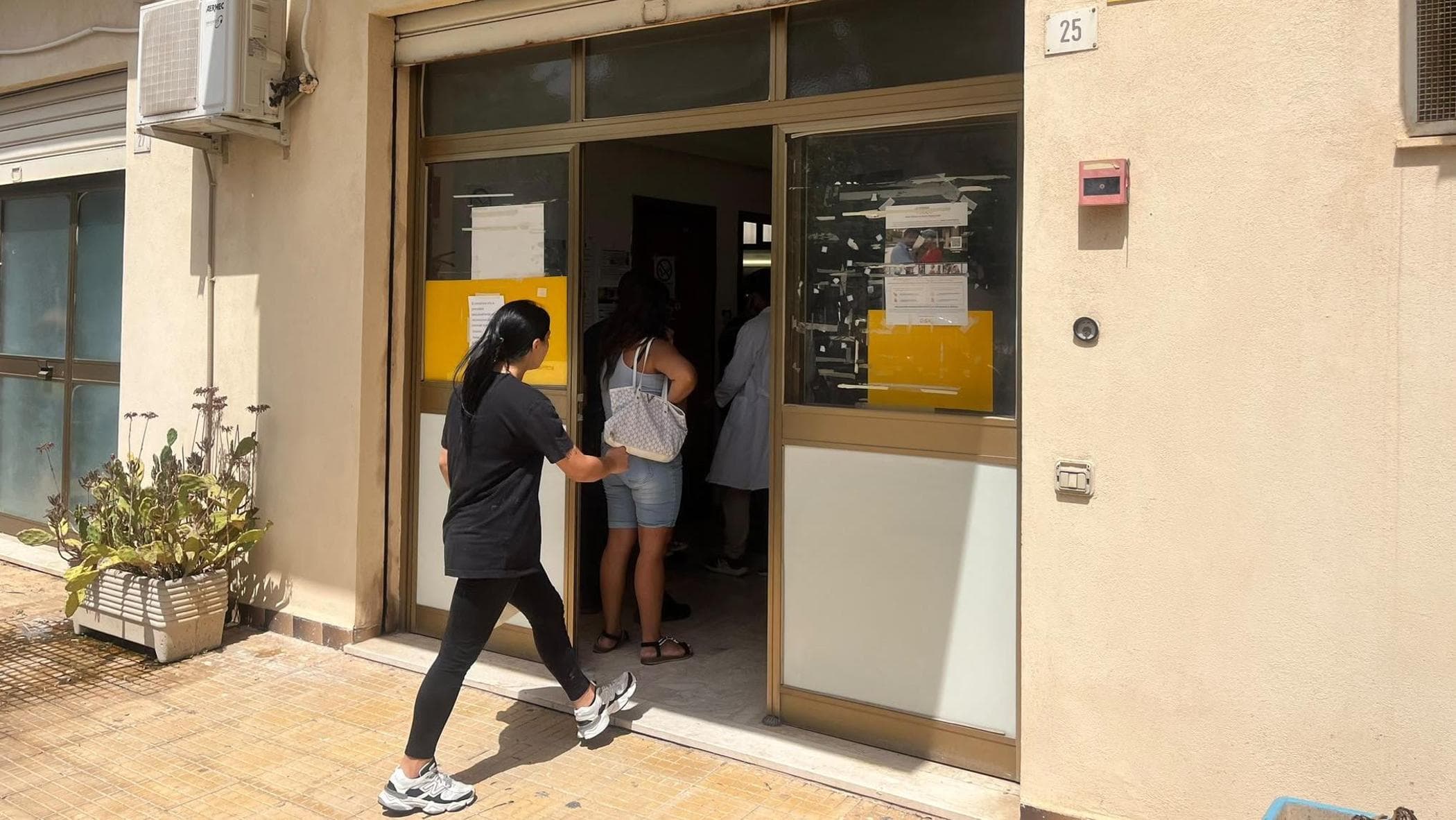 Tanti genitori in fila per vaccinare i figli: “Ora abbiamo paura”
