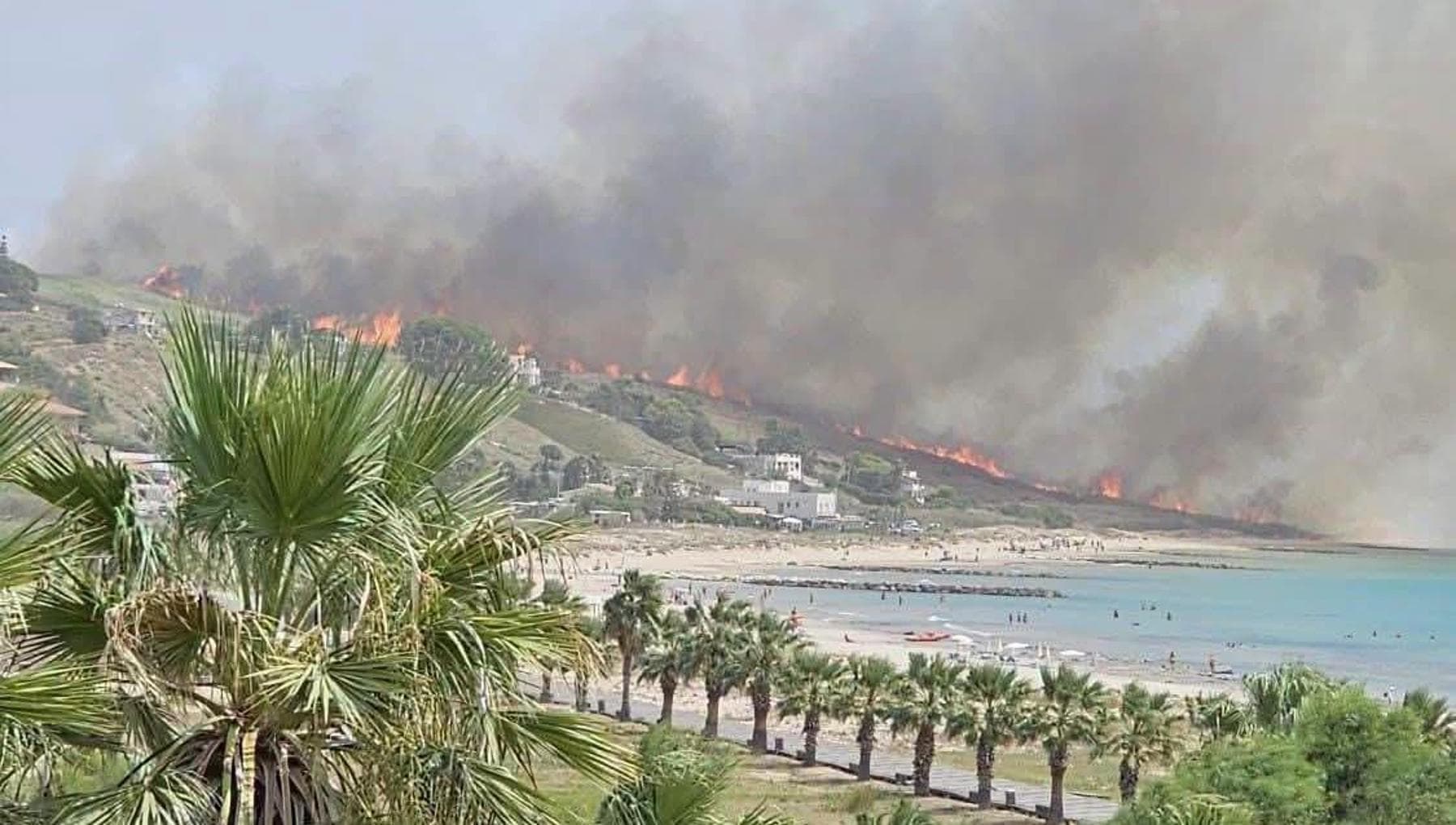 La Sicilia brucia, 14 incendi in poche ore. A Sciacca sfollati in spiaggia 500 ospiti di un albergo