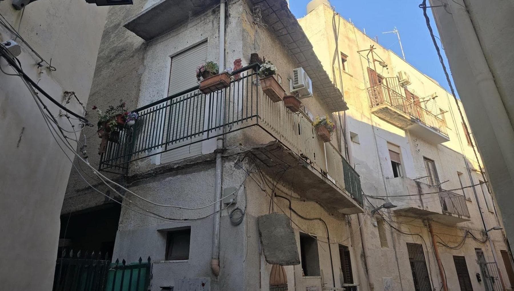 crolla la soletta di un balcone a mazara del vallo morta una donna tre famiglie evacuate da Palermo.repubblica.it crolla la soletta di un balcone a mazara del vallo morta una donna tre famiglie evacuate