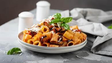 La giornata della pasta alla Norma, tra Bellini e i food blogger. La Mantia: “Ecco come si fa”