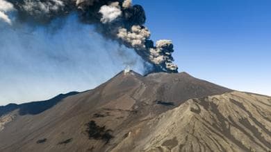 Etna, nuova emissione di cenere: nube eruttiva alta 4 chilometri. Restrizioni negli atterraggi