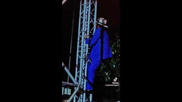 Felicità per Al Bano, 83 anni e non sentirli, è arrampicarsi durante il concerto a Bagheria