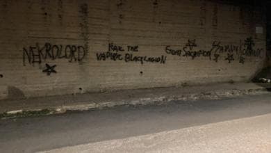 Scritte sataniche sul muro della chiesa che custodisce le reliquie del beato giudice Livatino