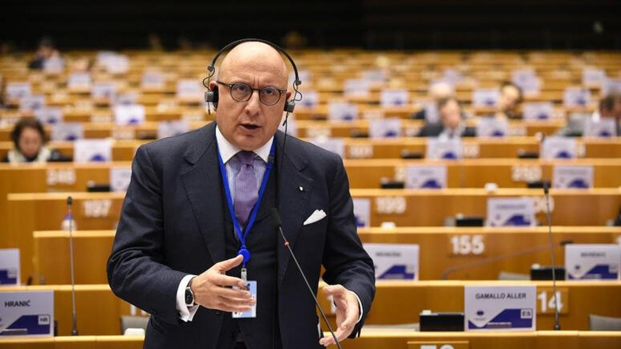 Un modello 

crollato 

fra gli scandali 