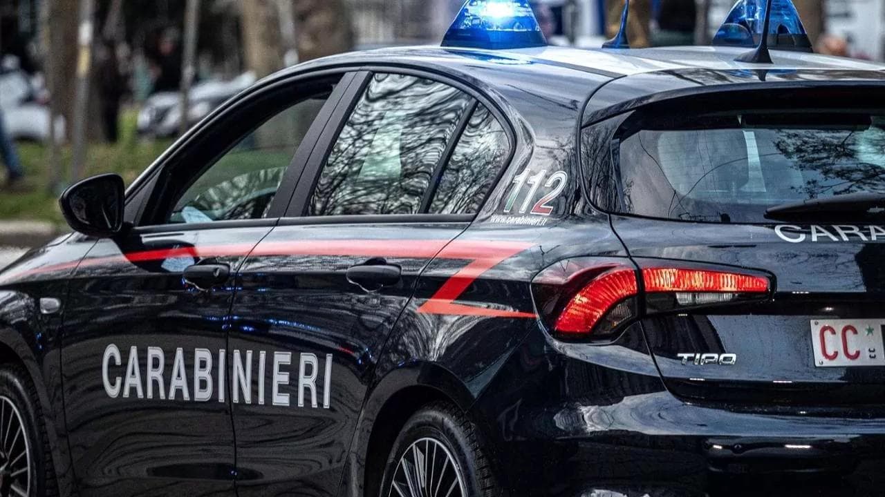Giovane aggredito dall'ex marito della fidanzata davanti alla stazione centrale