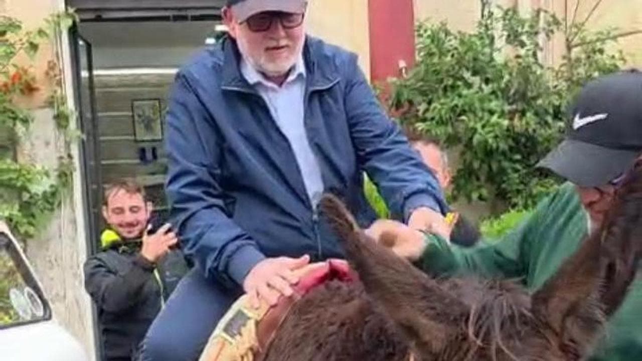 Caro carburanti, il sindaco di Palazzolo Acreide va al municipio sul dorso di un asino