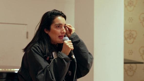 Levante: "Siamo sull'orlo di una crisi mondiale ma ci chiedono di avere tette perfette"