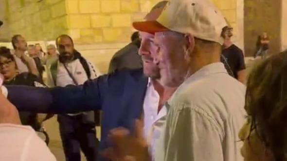 Woody Harrelson, una star in piazza Bellini: incontro con Lagalla