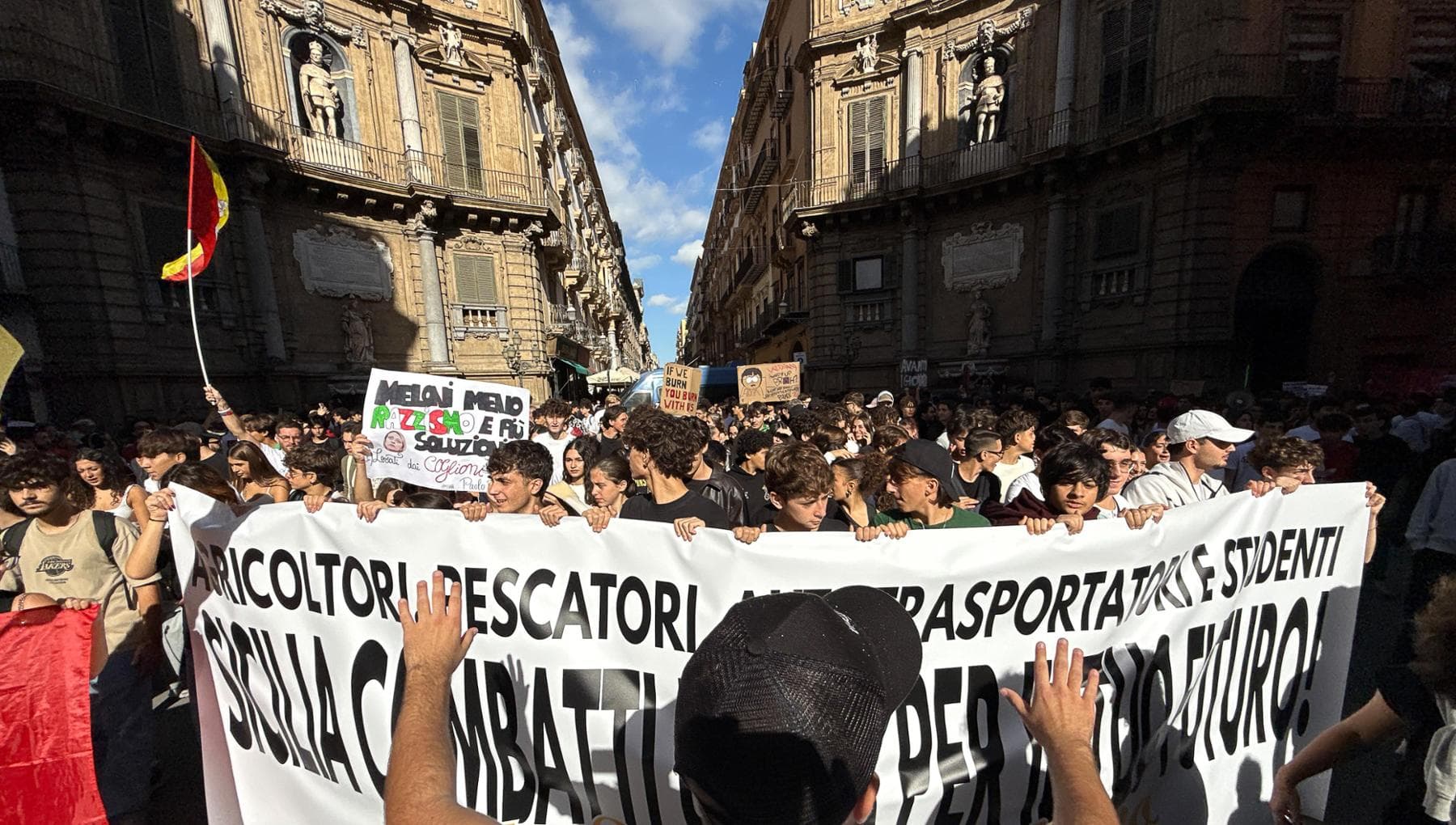 Palermo, cinquemila studenti in corteo contro caro vita e scuole insicure: “Occupiamo la città”