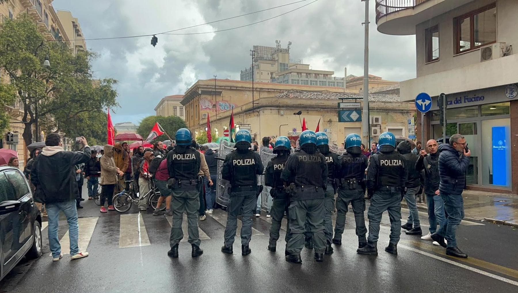 centri sociali e forza nuova in piazza a palermo scontri con le forze dell8217ordine da Palermo.repubblica.it centri sociali e forza nuova in piazza a palermo scontri con le forze dell8217ordine