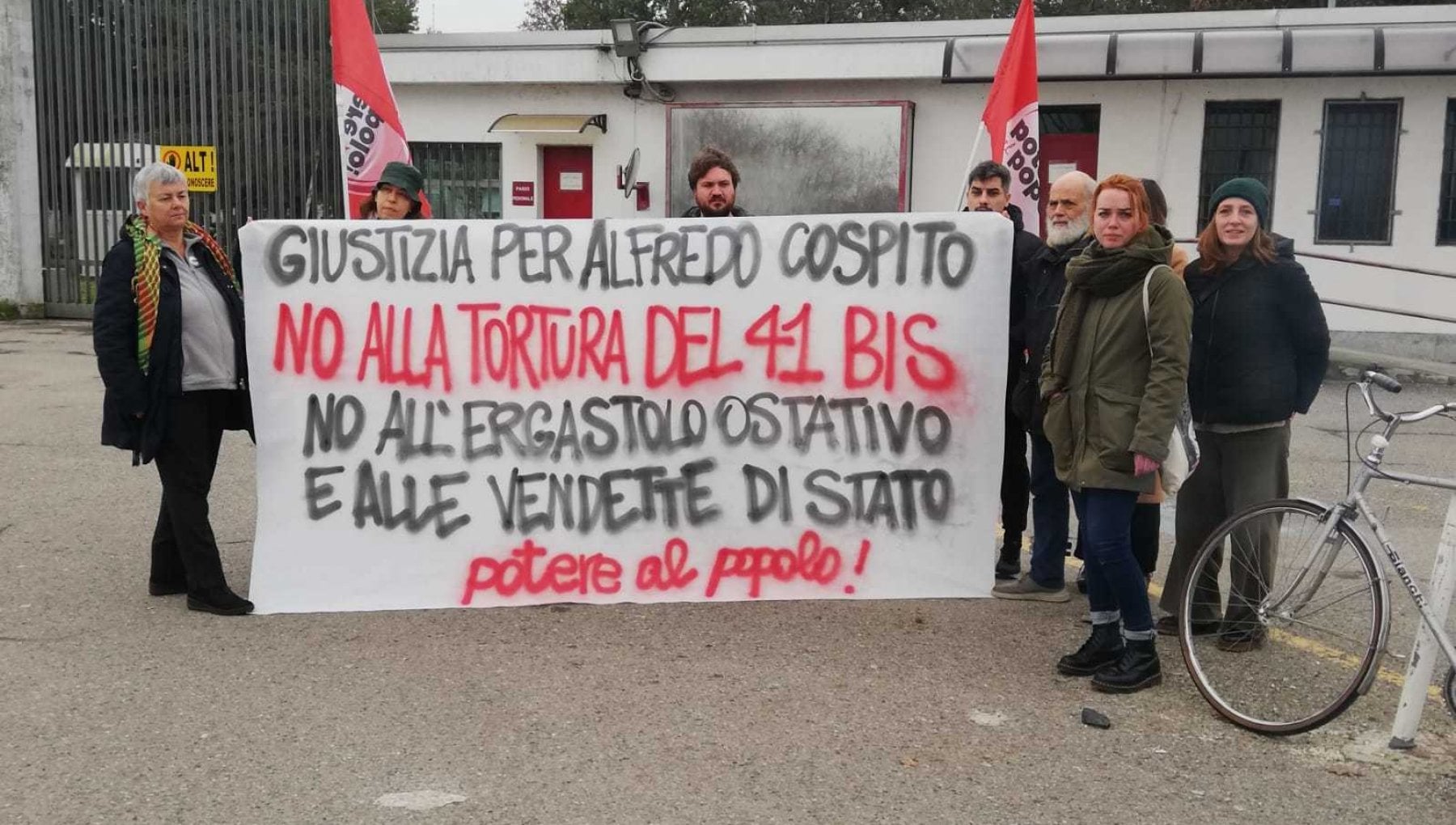 Presidio di Potere al Popolo davanti al carcere di Parma solidarietà