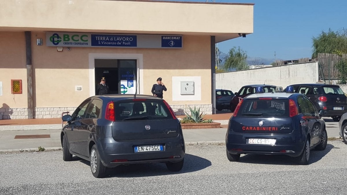 Frosinone Cercano Di Rapinare Banca Ma I Dipendenti Li