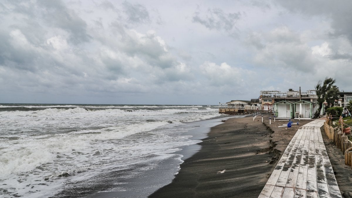 Maltempo Lazio Forti Mareggiate Sul Litorale Danni A Ostia Fiumicino 
