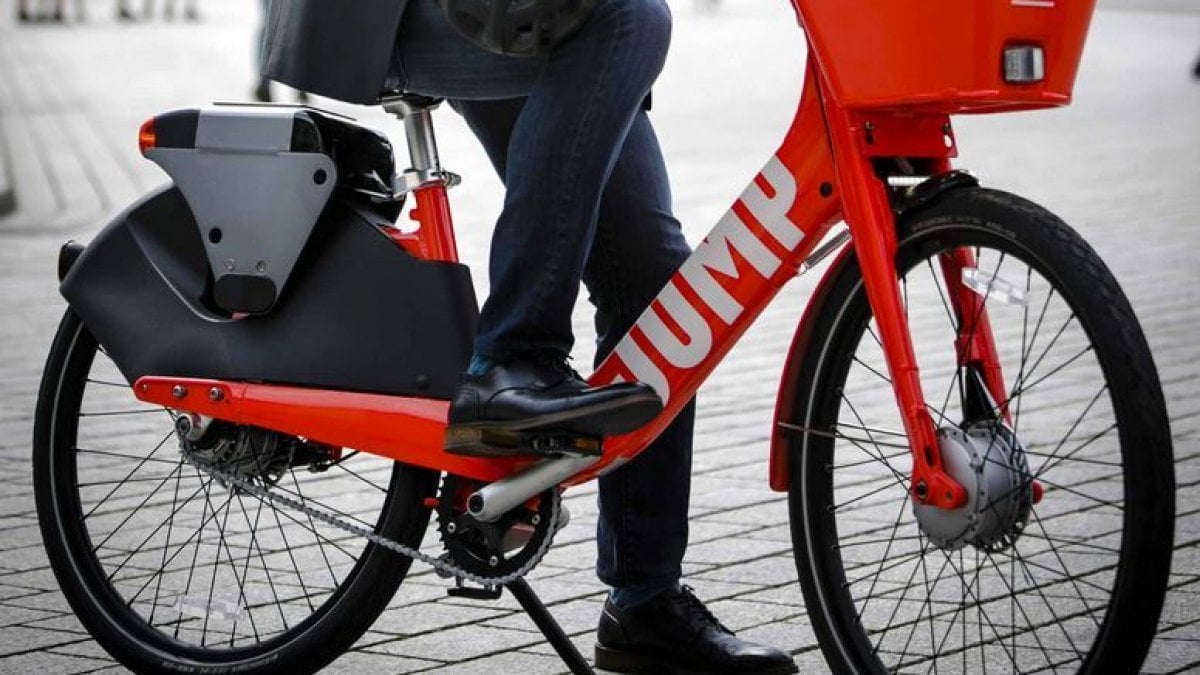 Jump, le bike rosse introvabili. Comprate dai monopattini Lime \