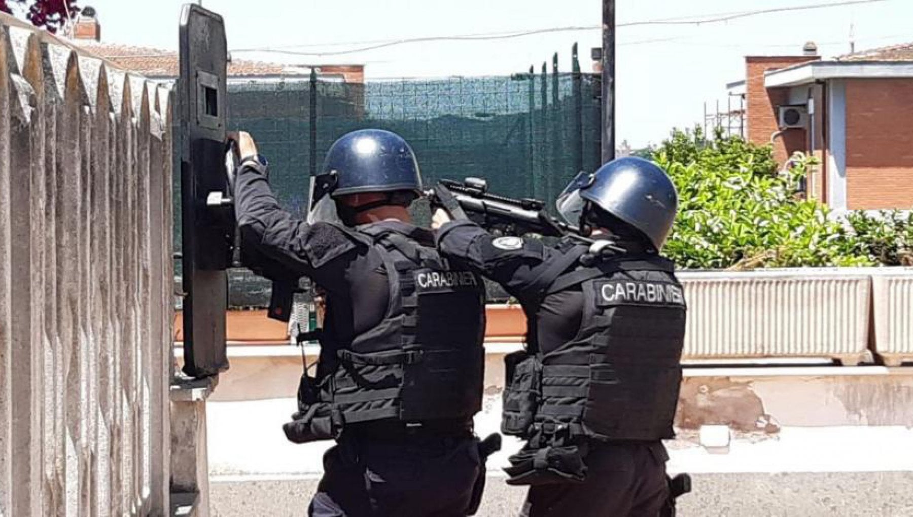 Sparatoria ad Ardea, vicino a Roma. Morti due bambini di 5 e 10 anni e un anziano: l'aggressore si barrica in casa, poi si toglie la vita - la Repubblica