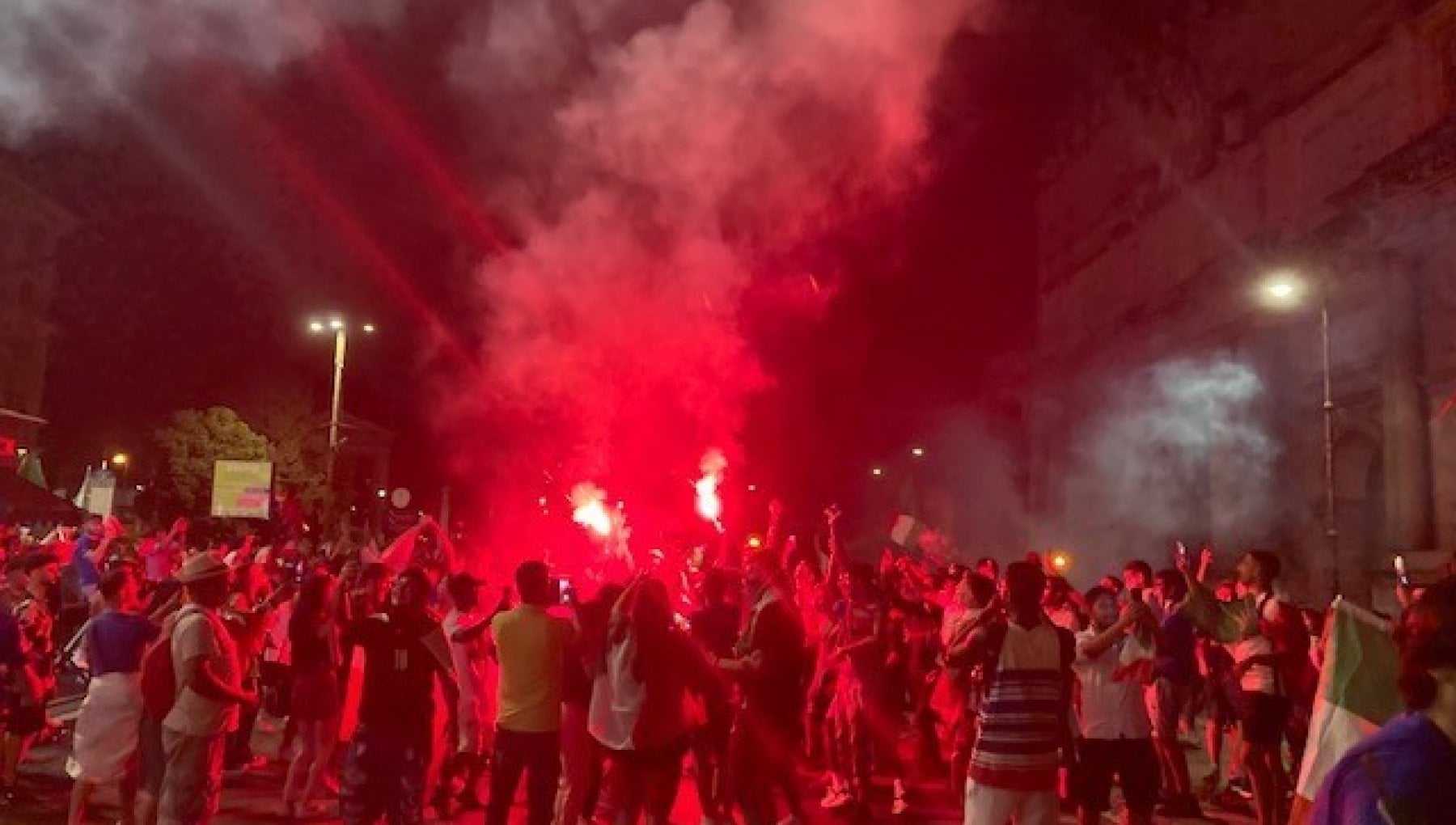 Roma, tensioni, caroselli e tuffi nelle fontane: "i campioni d'Europa siamo noi" - Vimarsana News