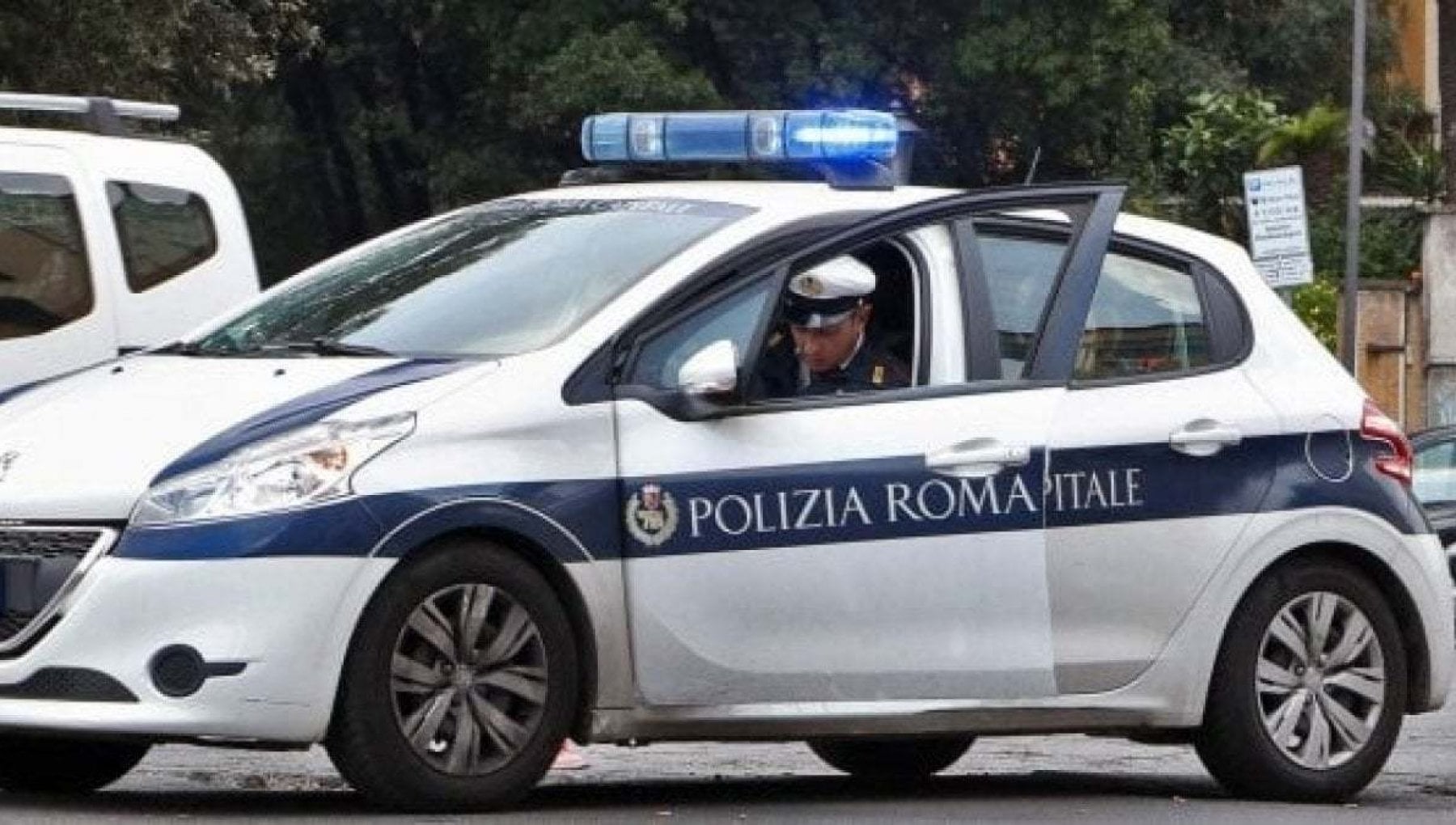 Montesacro, perde il controllo dell'auto e si ribalta: un ferito - Vimarsana News