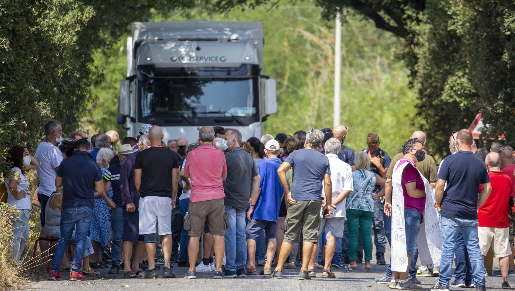 Rifiuti, le barricate dei ribelli anti-discarica di Albano: "Così fermiamo i camion da 22 giorni" - Vimarsana News