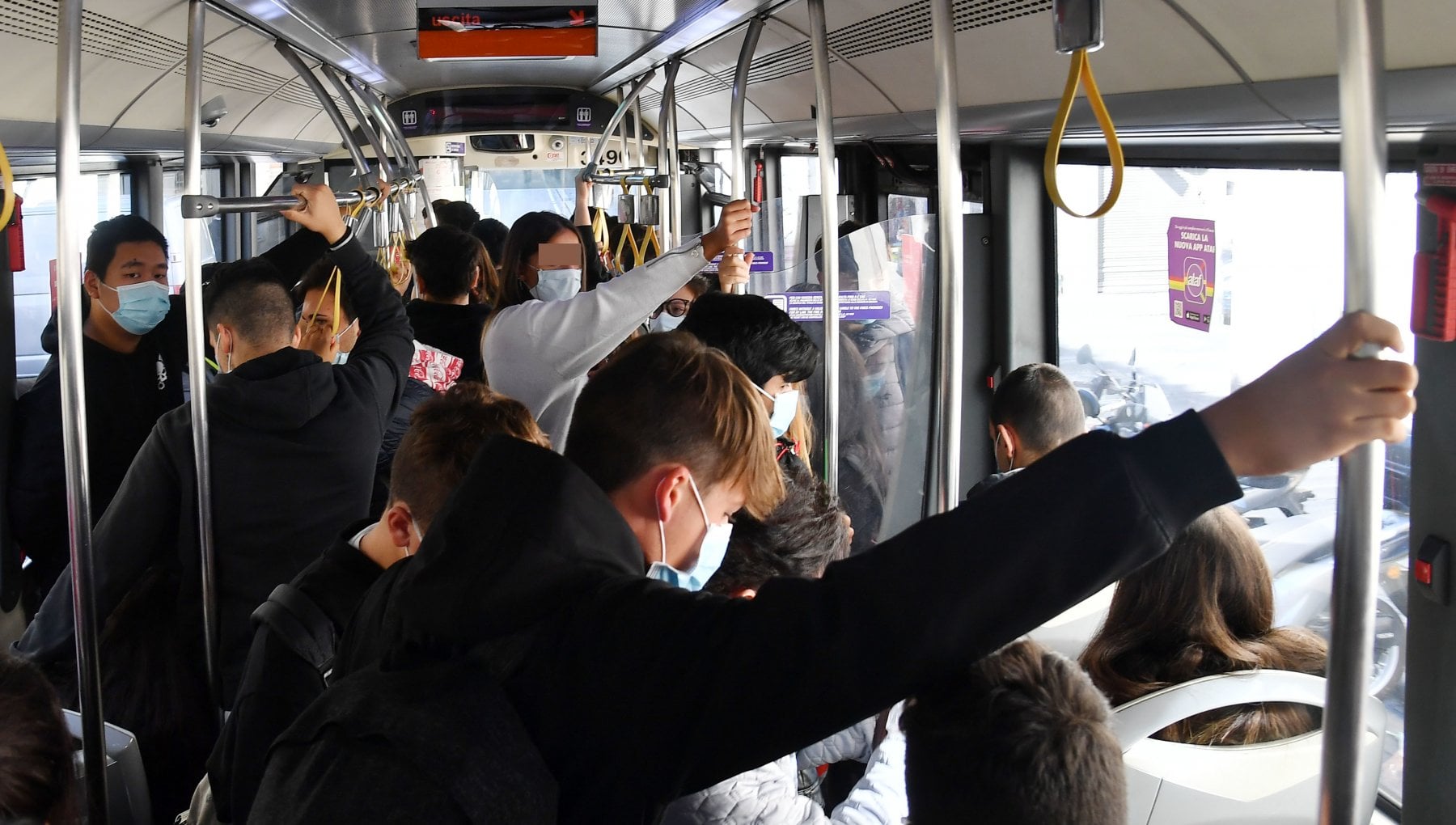 Scuola, bus extra e doppi ingressi. Ma il piano trasporti non convince: "Servono corse in più e Ffp2 gratis" - Vimarsana News