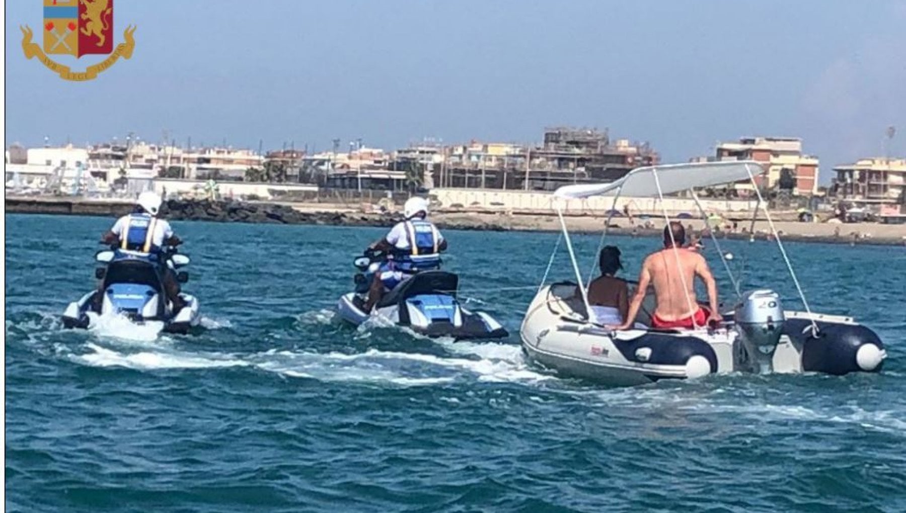 Bagnanti e imbarcazioni in difficoltà salvati dagli acquascooter della polizia a Ostia - Vimarsana News