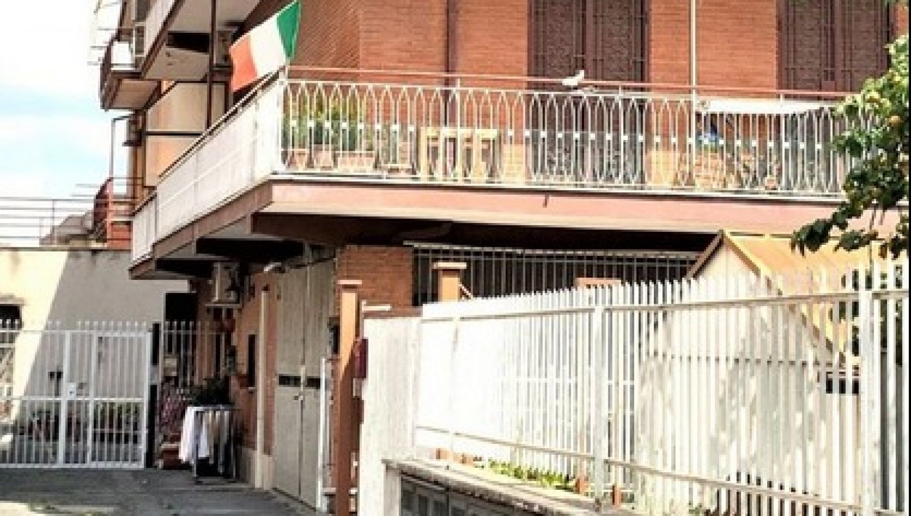 Torre Angela Inciampa E Fa Cadere Un Mobile Dal Primo Piano Ferito 