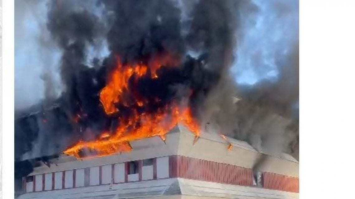 Roma, a fuoco caserma dei carabinieri a Tor di Quinto: ferito un carabiniere.  Nube visibile da chilometri - la Repubblica