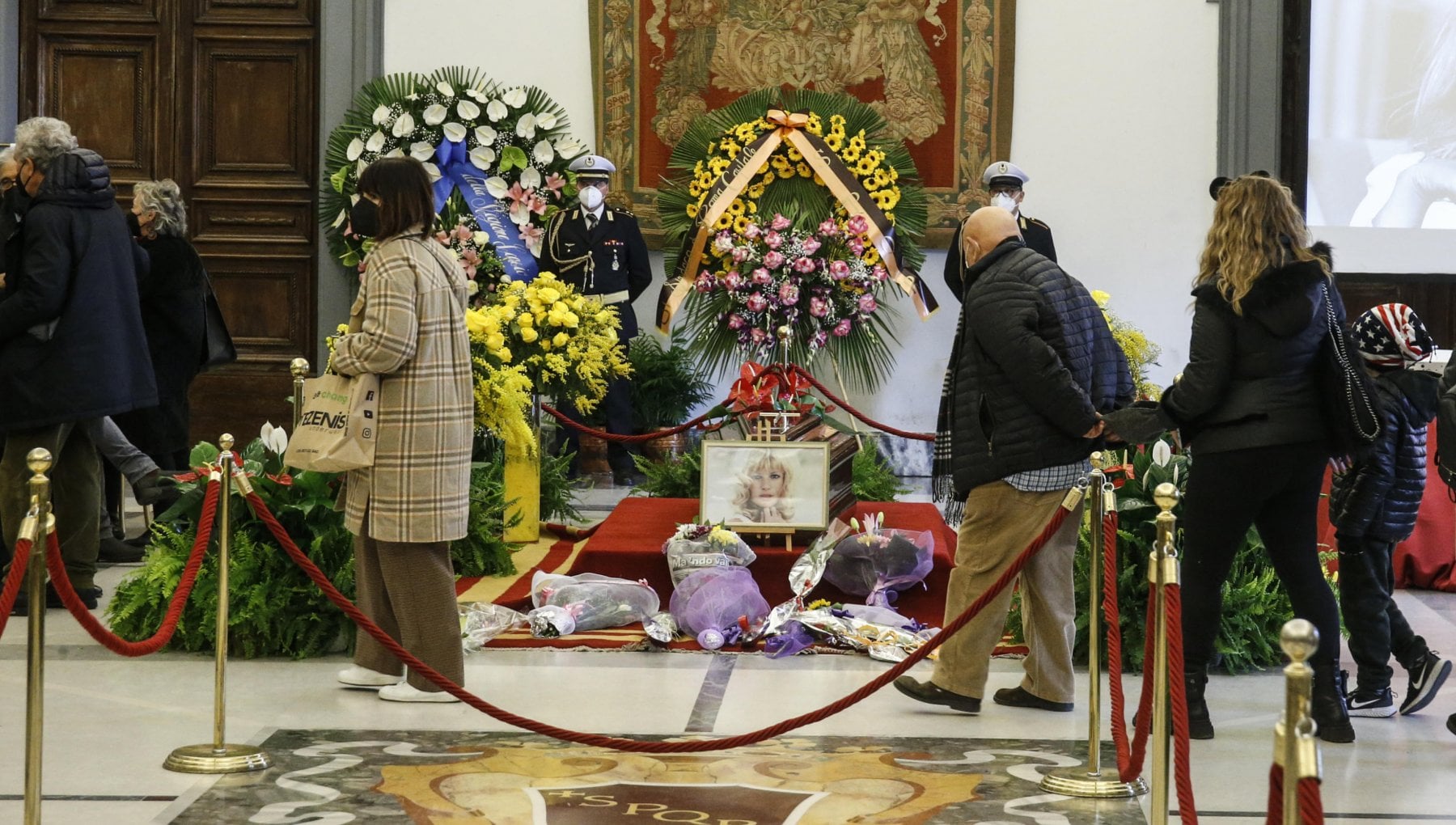 Monica Vitti Rose Rosse E Commozione Il Saluto Dei Romani Alla Camera 