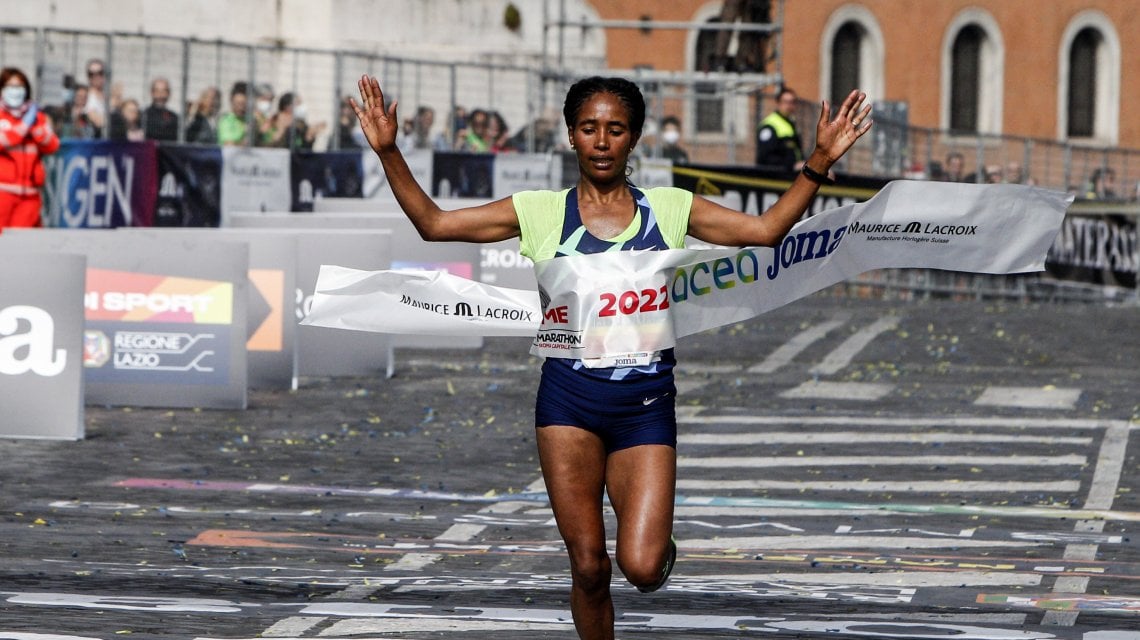 Maratona, Roma corre per la pace. Vince l'etiope Tefera: 2 ore 6 minuti e  48 secondi. È il nuovo record - la Repubblica