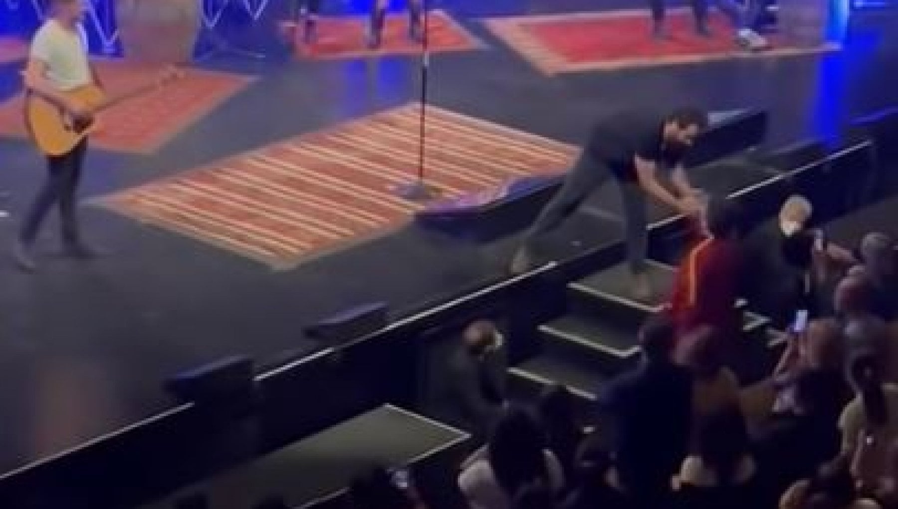 Roma, Tommaso Paradiso pizzica il fan: \