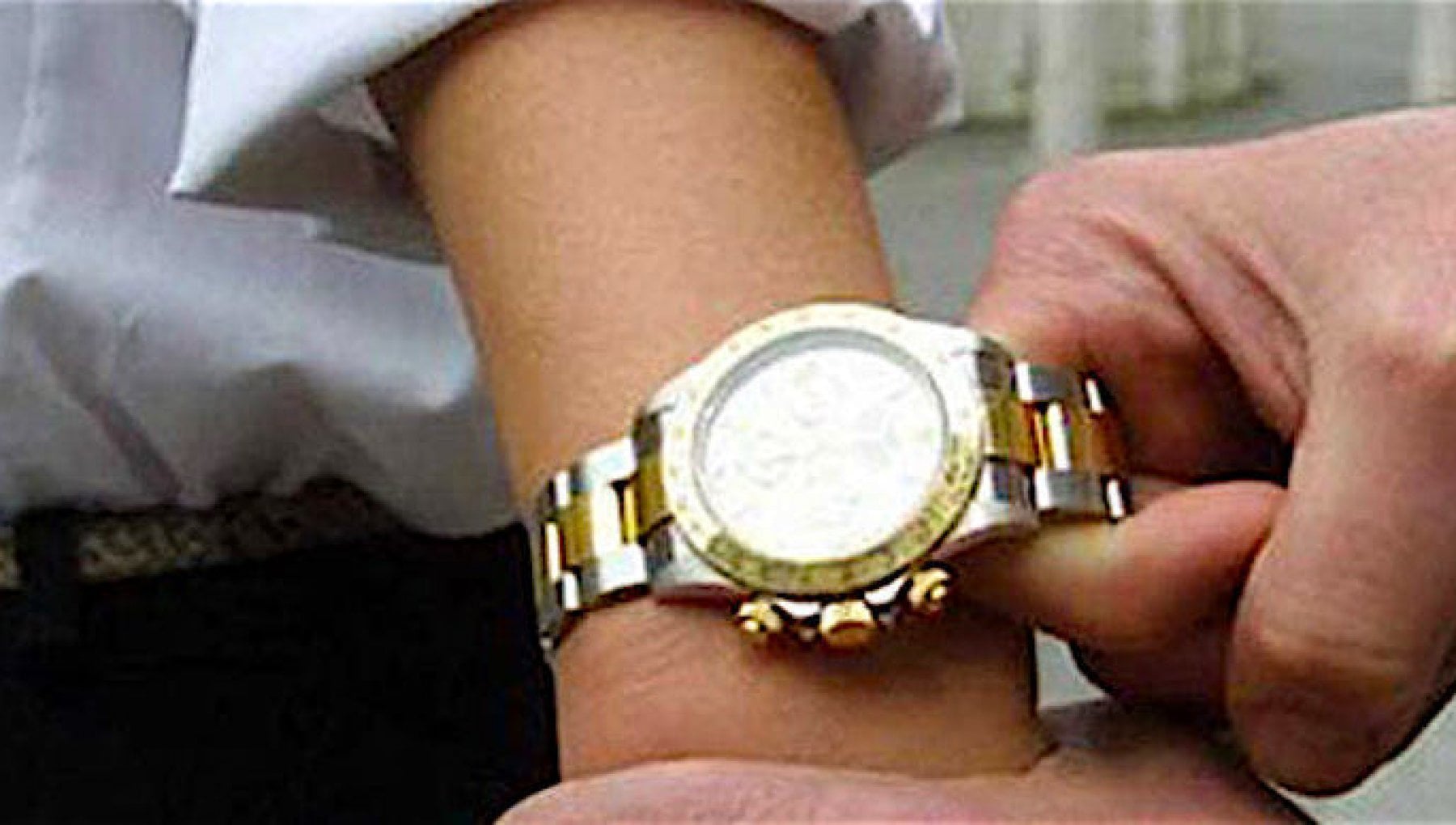 Punta pistola e tenta rubare Rolex: è caccia al rapinatore terrore degli  avvocati del centro di Roma - la Repubblica