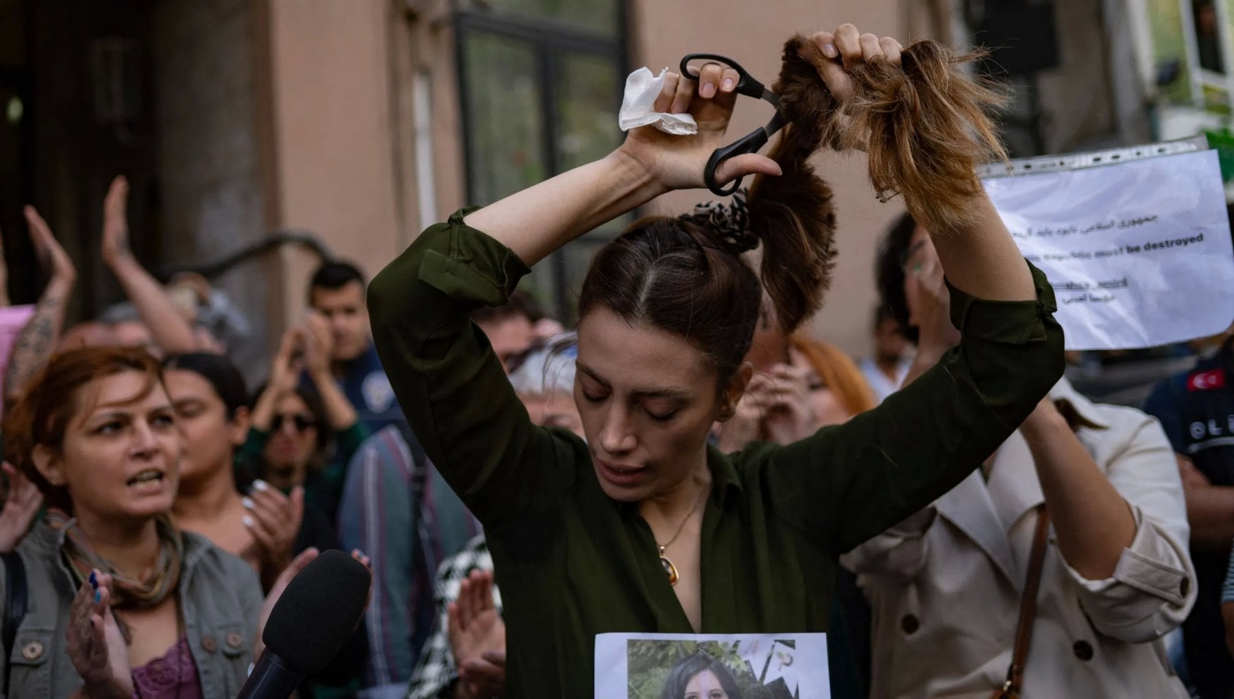 Roma Prof Taglia Ciocca Di Capelli A Studentessa Iraniana Gualtieri
