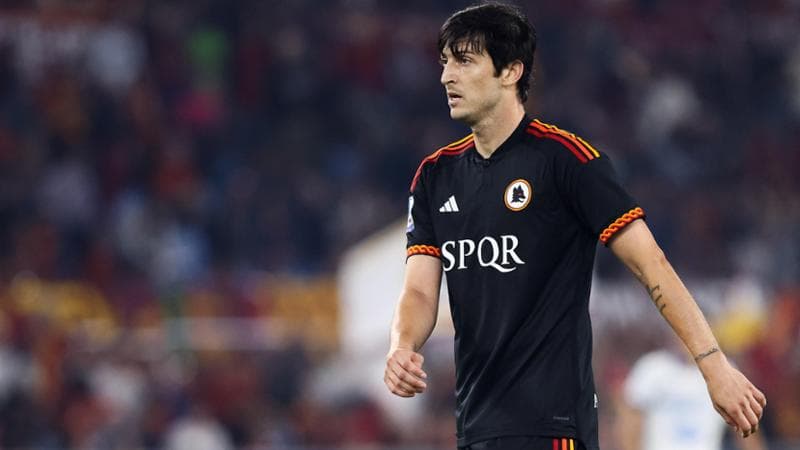 Sardar Azmoun con la maglia della Roma. Fonte foto: La Repubblica